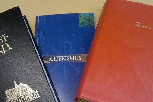 Virsikirja, Katekismus ja Raamattu pöydällä.