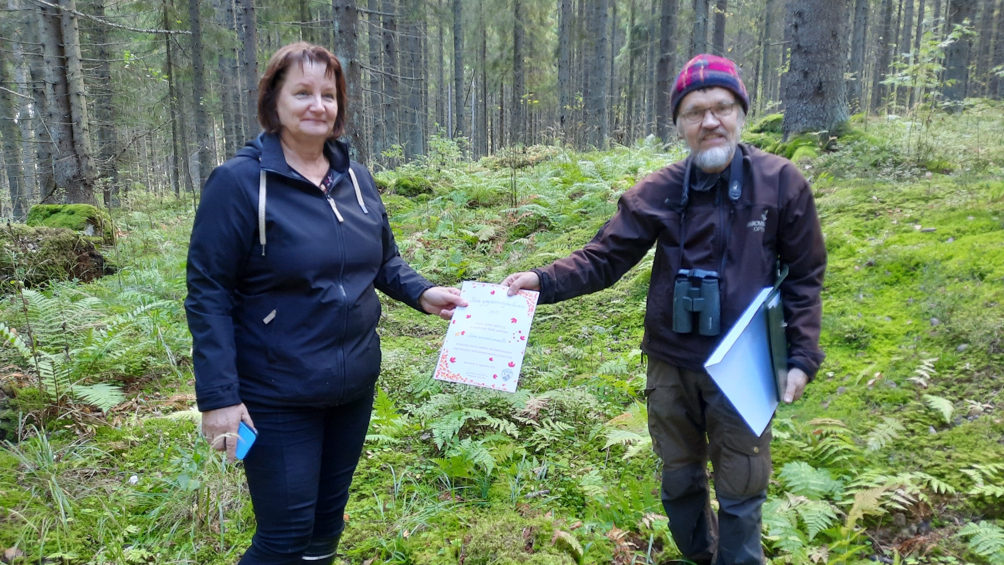 Ympäristöpalkinnon luovutus Karjettanmäen metsässä